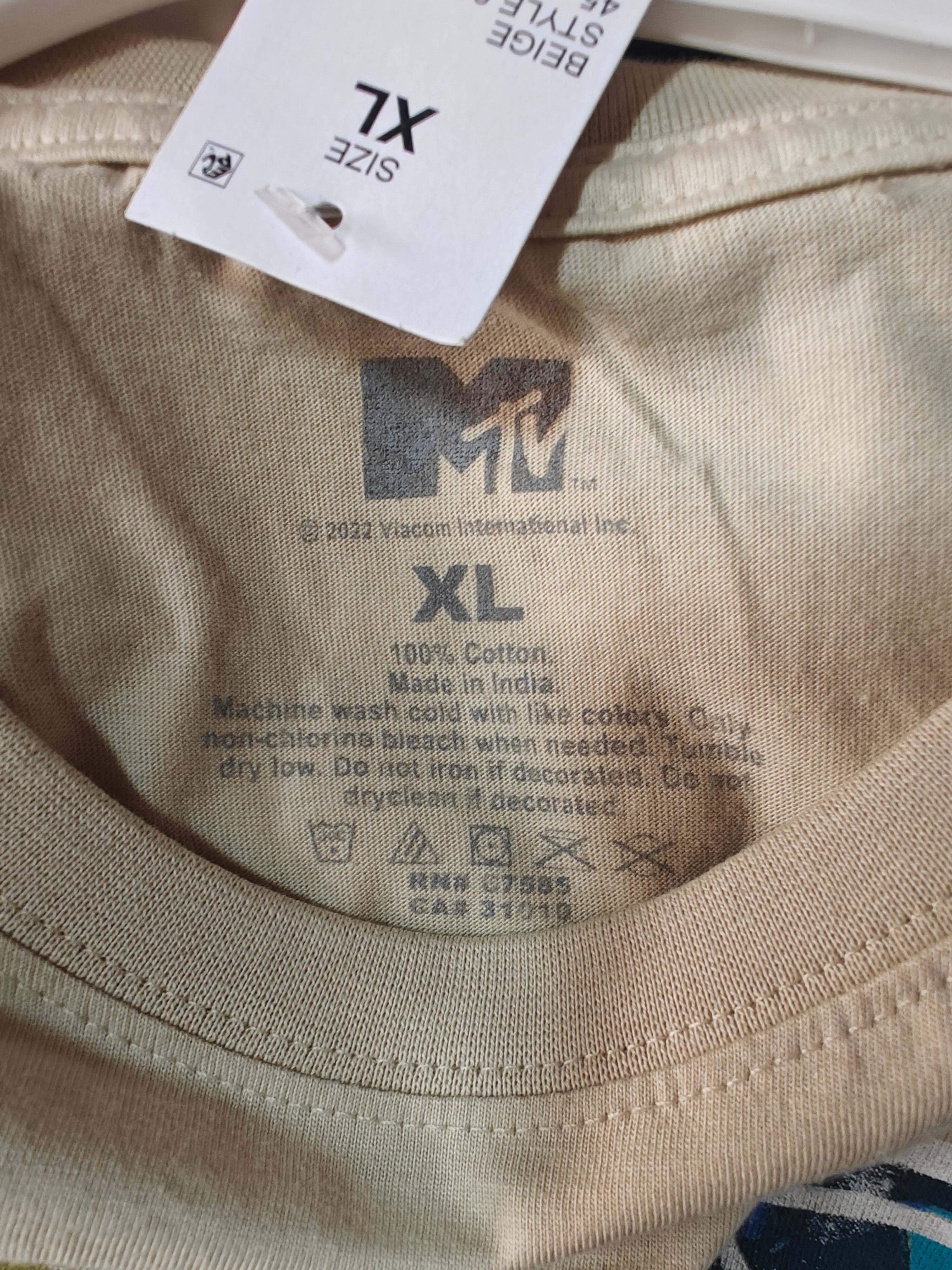 Polera MTV Music Television Talla XL | Estilo Graffiti con Corona Street-Art – Color Arena / Beige | Algodón Premium