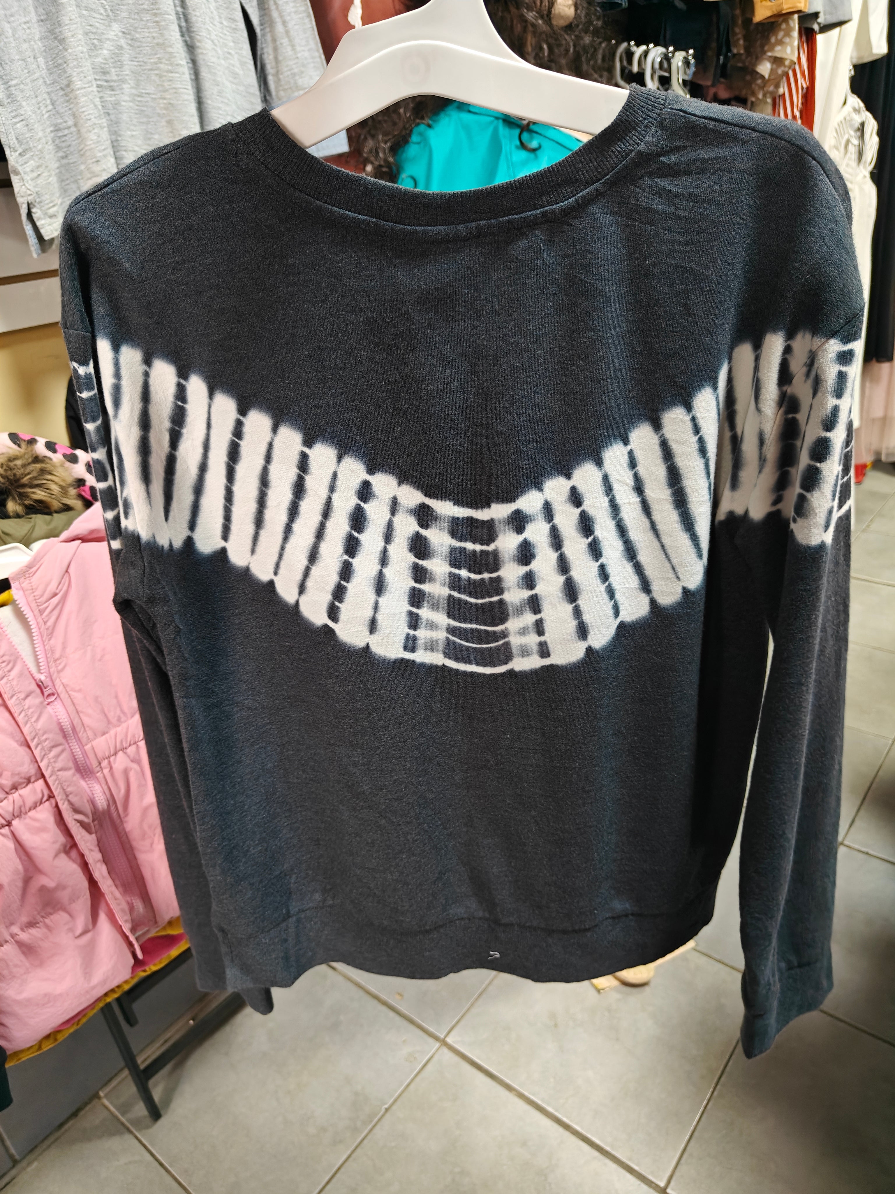 Sudadera "More Than Magic" – Estilo Tie-Dye Chevron (Talla 14/16 Niñas/Juvenil)