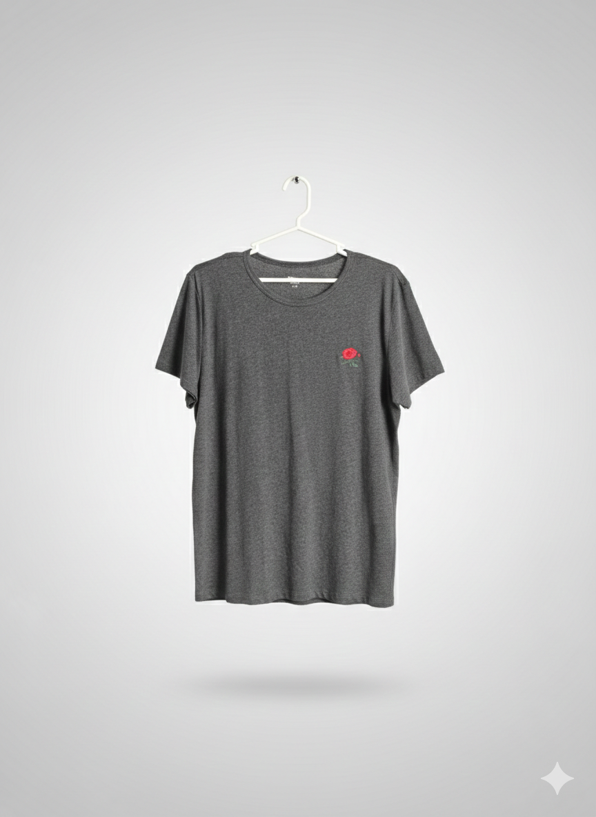 Playera Seg'ments Gris Jaspe – Detalle Bordado Rosa Roja – Talla L