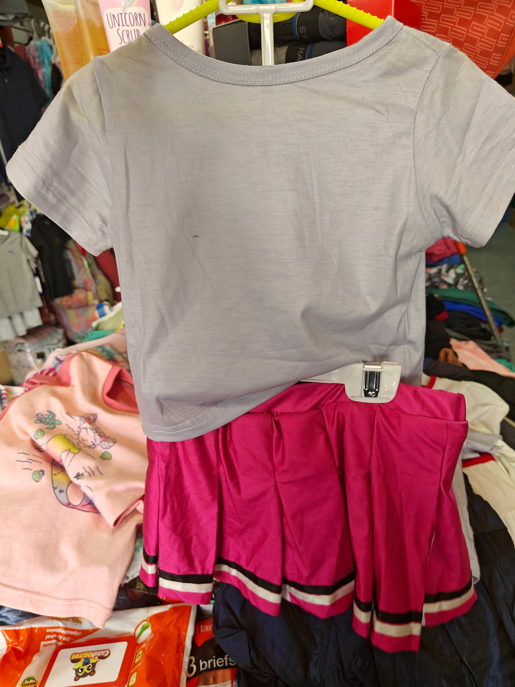 Conjunto Infantil Unicornio - Camiseta Gris y Falda Plisada Fucsia (Talla 2)