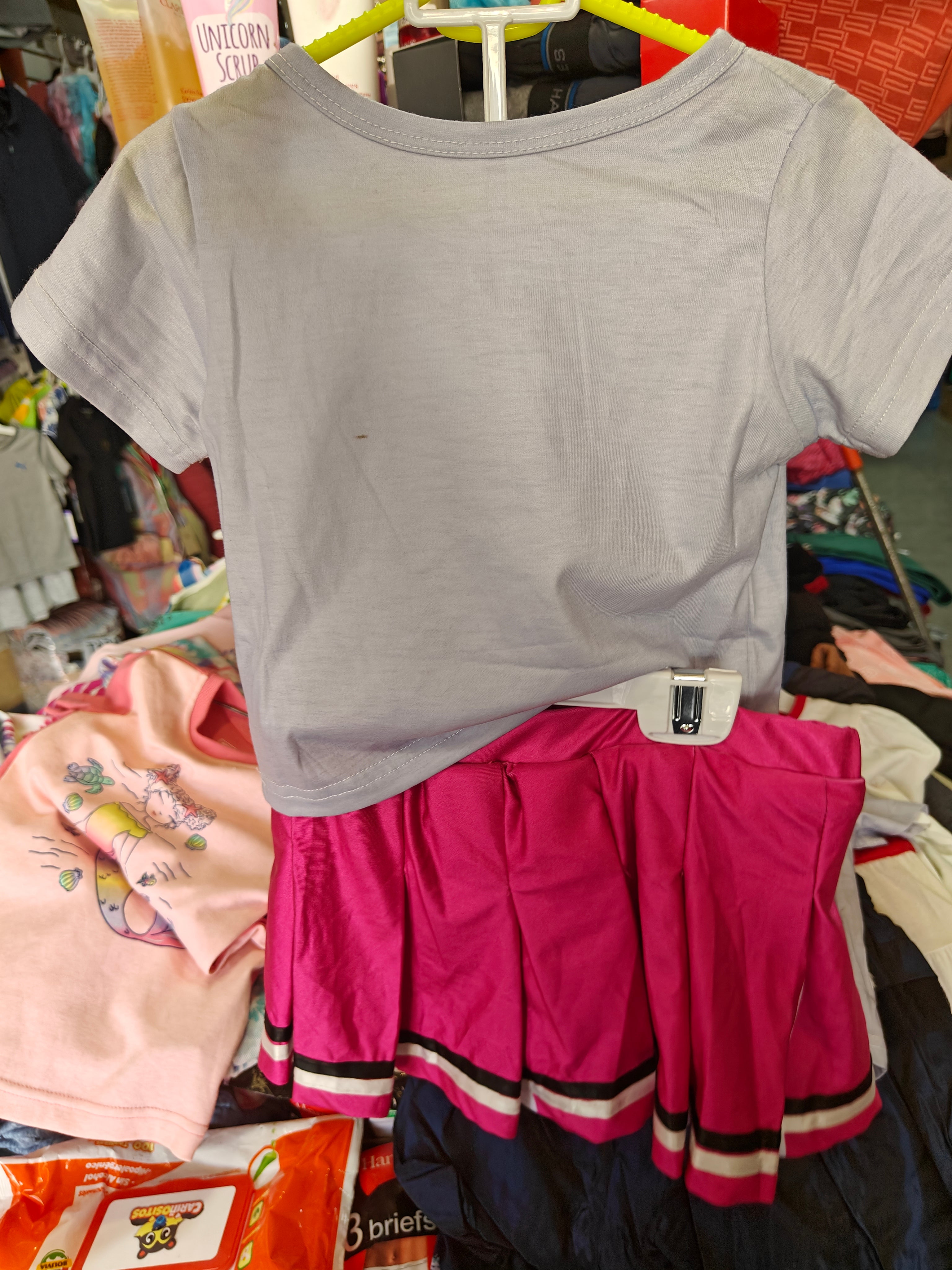 Conjunto Infantil Unicornio - Camiseta Gris y Falda Plisada Fucsia (Talla 2)