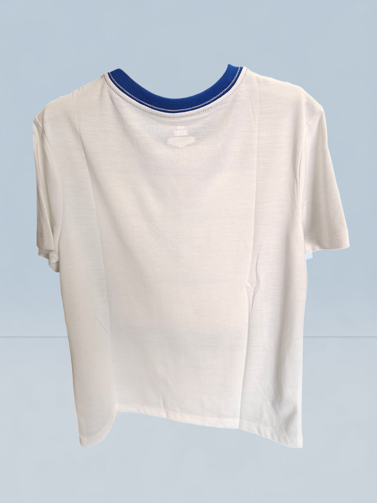 Camiseta "Lion Nap" – Blanco Óptico y Contraste Azul