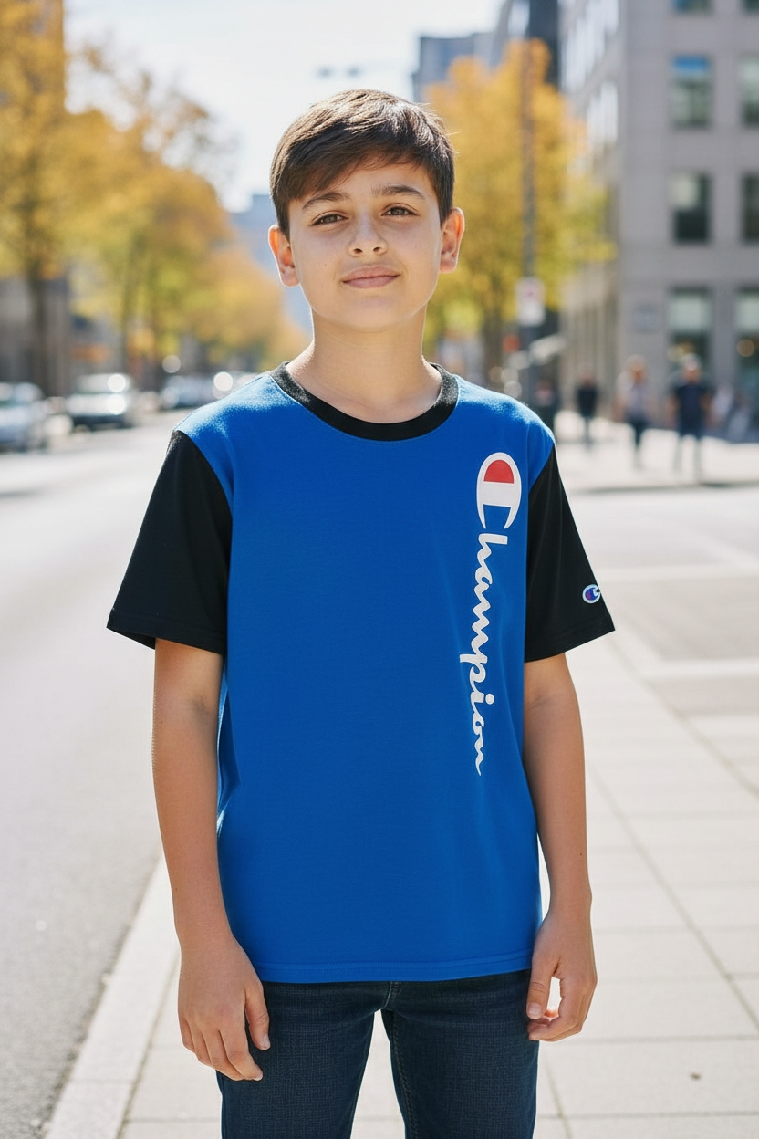 Polera Champion Niño Talla 12 | Diseño Azul Eléctrico y Mangas Negras con Logo Vertical – Estilo Deportivo Premium