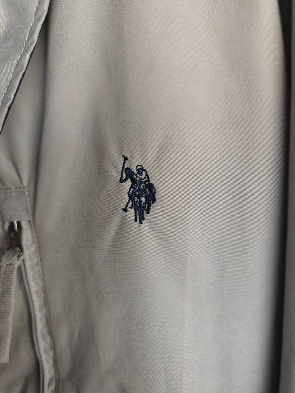 Chaqueta Ligera U.S. Polo Assn. – Gris Oxford Clásico