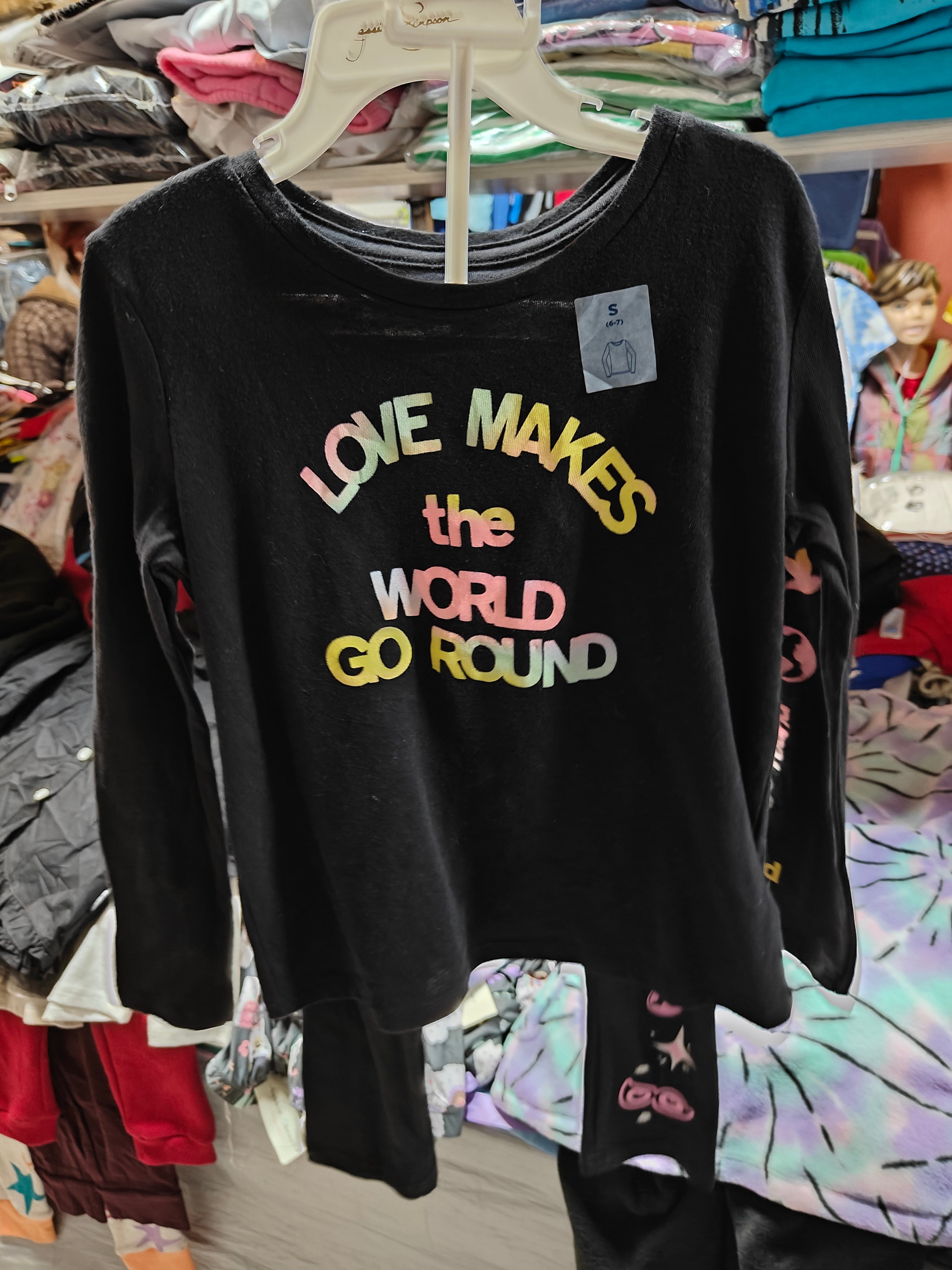 Conjunto Old Navy "Love Makes the World Go Round" – Talla S (6-7)