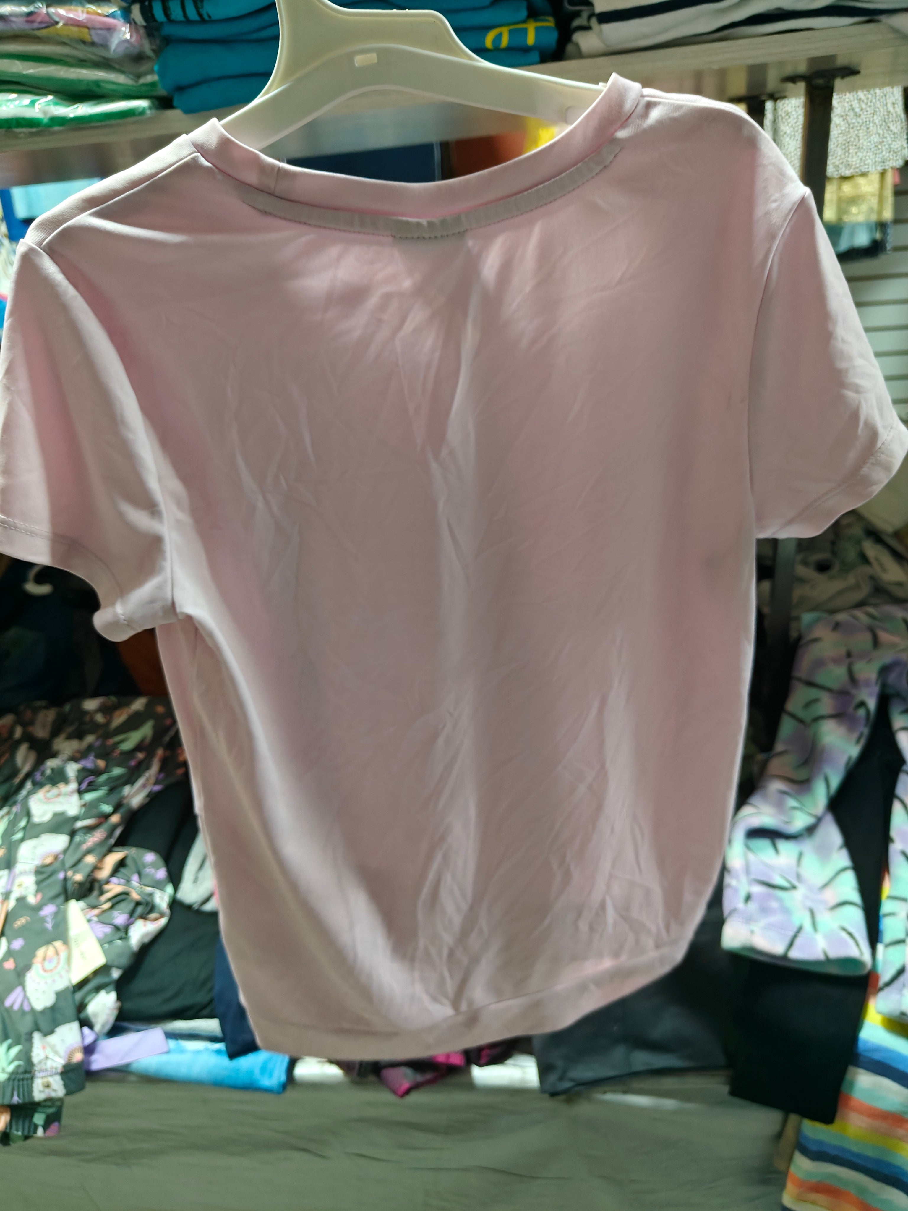 Polera Deportiva Puma Kids – Rosado Pastel con Logotipo Multicolor