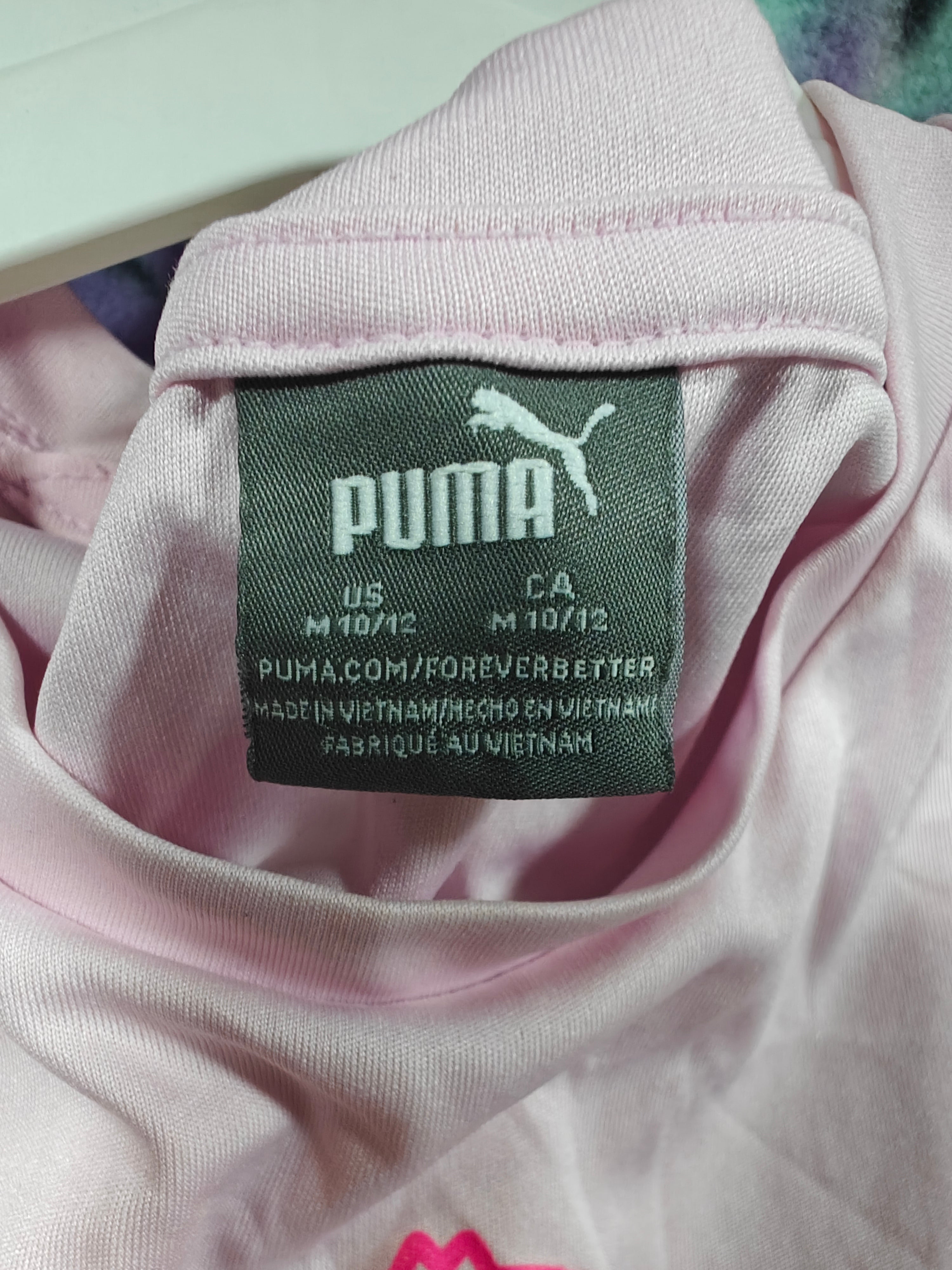Polera Deportiva Puma Kids – Rosado Pastel con Logotipo Multicolor