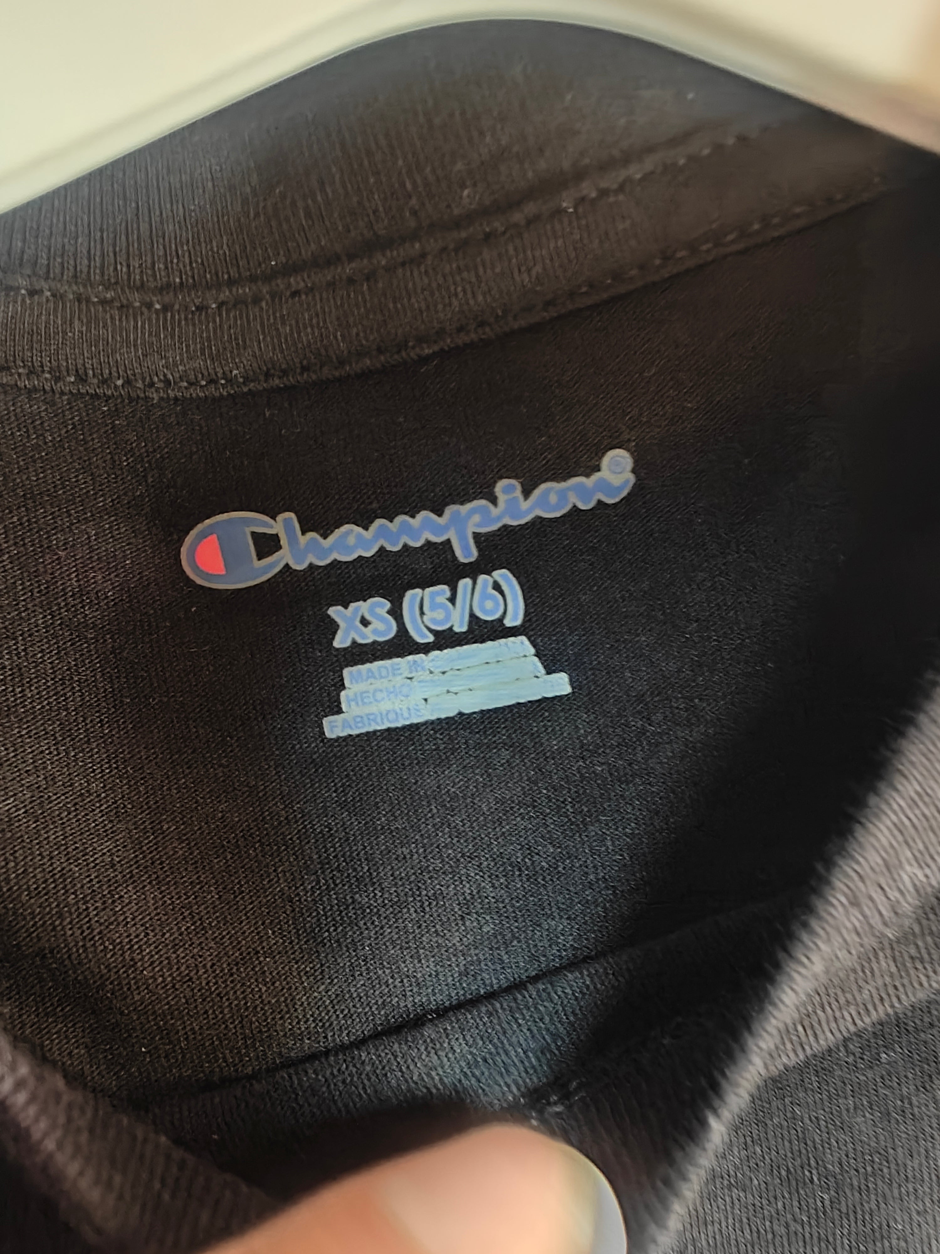 Polera Champion Vertical Script - Negra para Niño (Original)