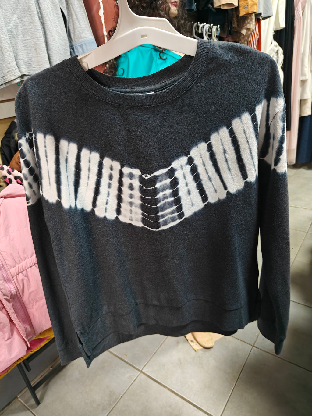 Sudadera "More Than Magic" – Estilo Tie-Dye Chevron (Talla 14/16 Niñas/Juvenil)