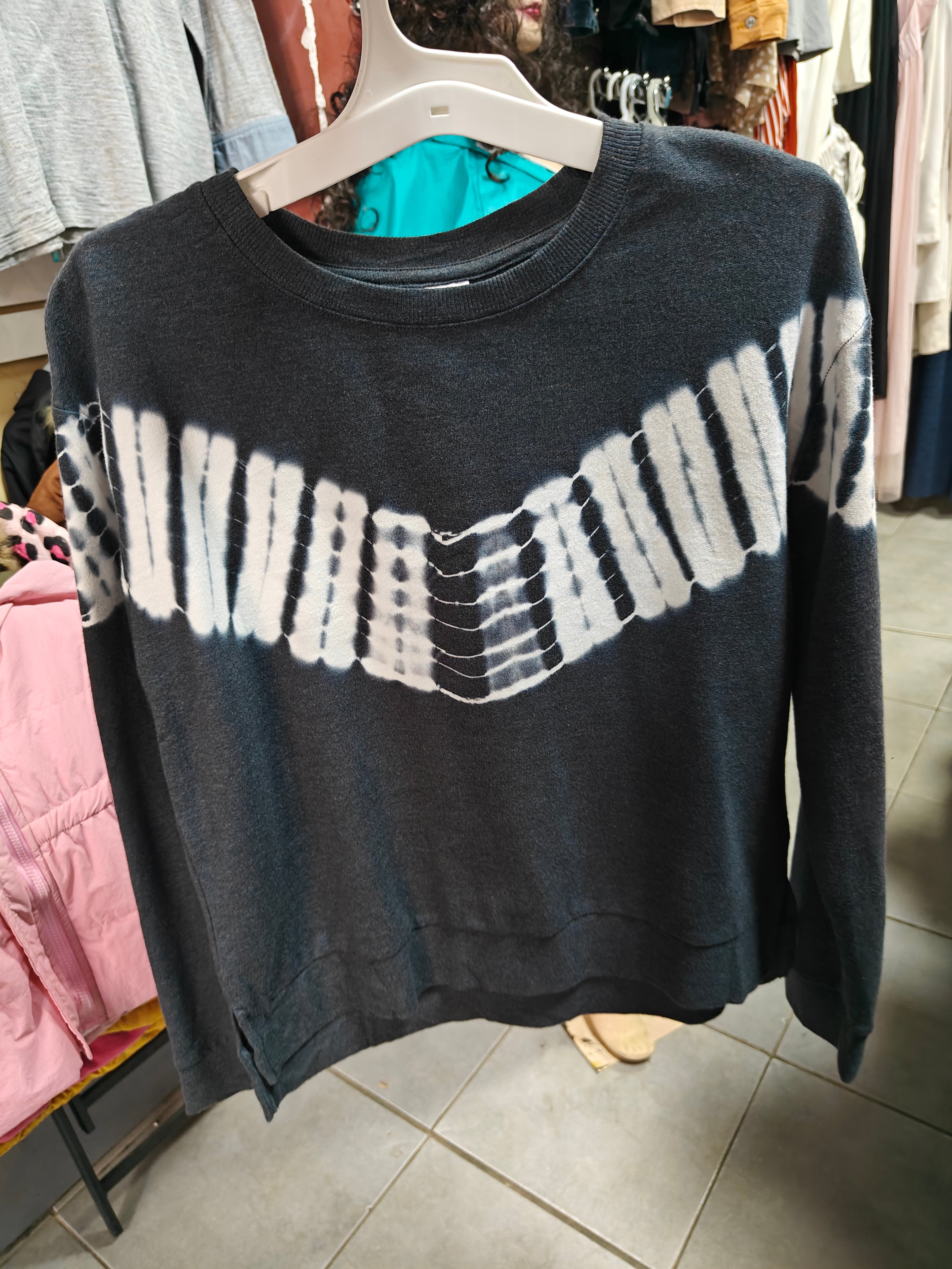 Sudadera "More Than Magic" – Estilo Tie-Dye Chevron (Talla 14/16 Niñas/Juvenil)
