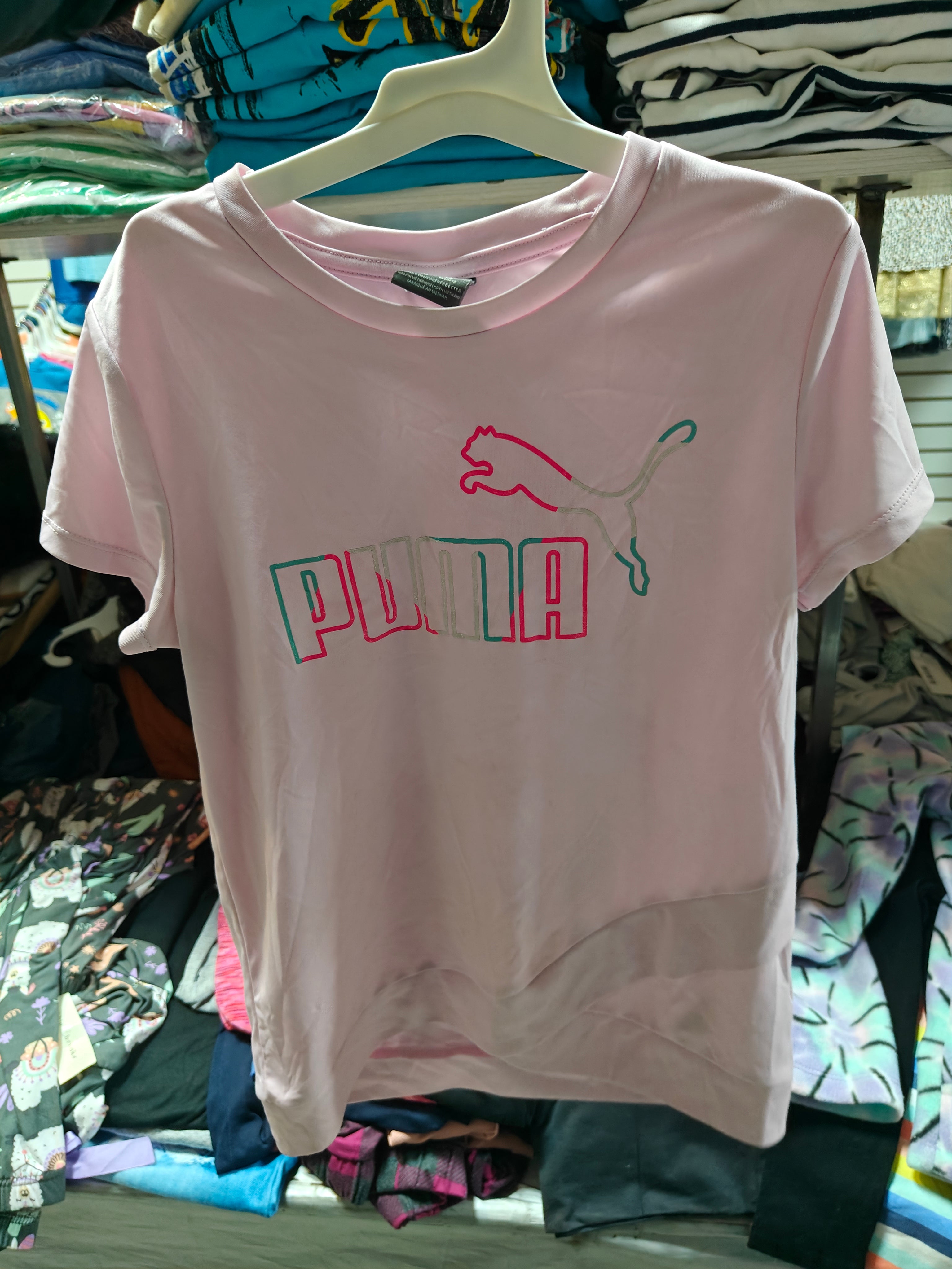 Polera Deportiva Puma Kids – Rosado Pastel con Logotipo Multicolor