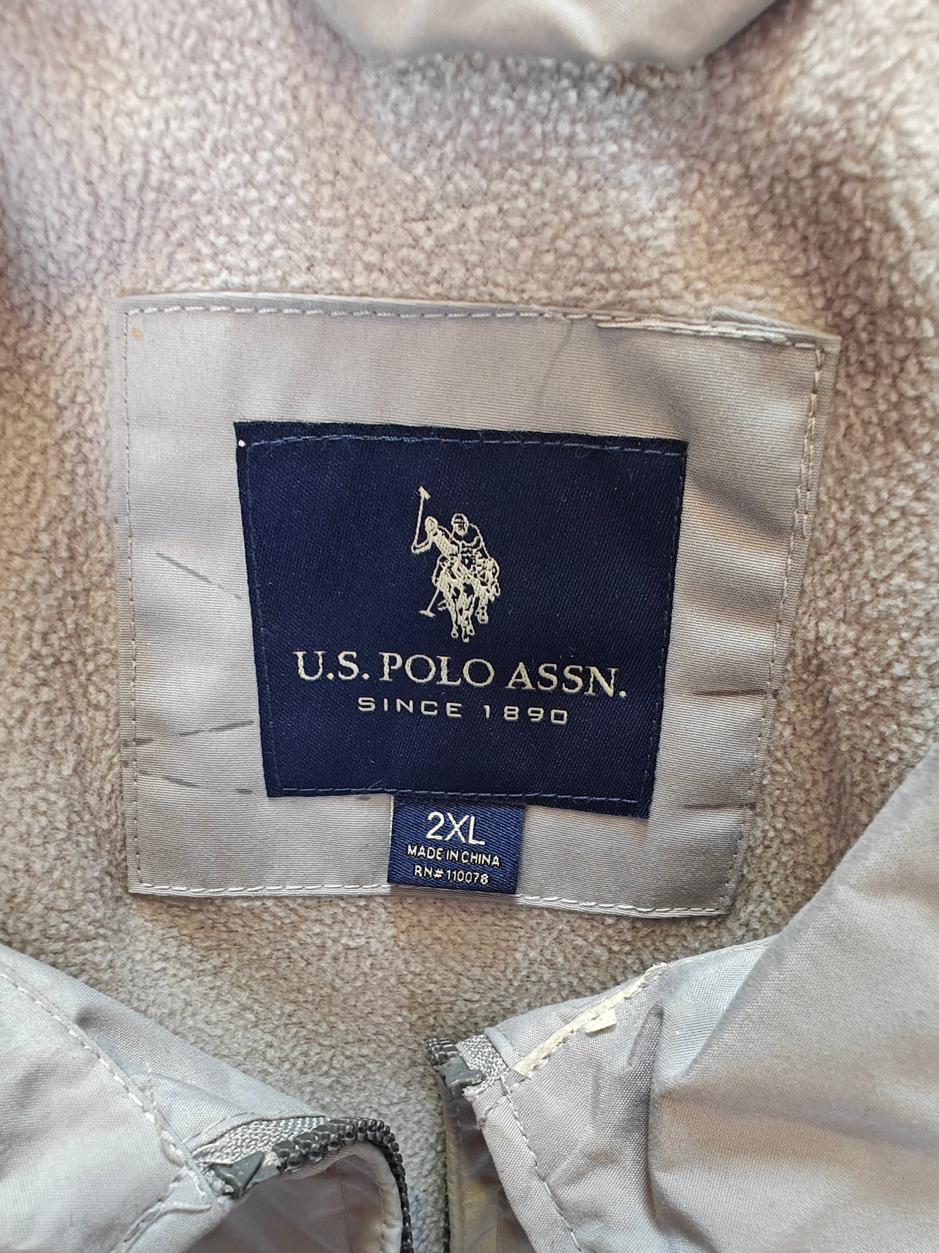 Chaqueta Ligera U.S. Polo Assn. – Gris Oxford Clásico
