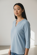 Polera Celeste Pastel de Suave Textura - Cuello Henley y Manga 3/4