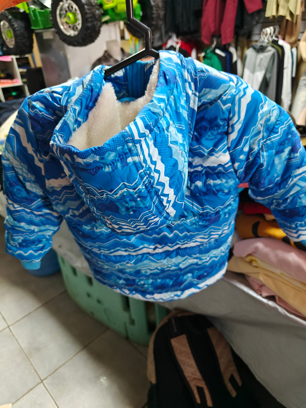Chamarra Acolchada Cat & Jack para Niño - Diseño de Olas Azules talla 2 años