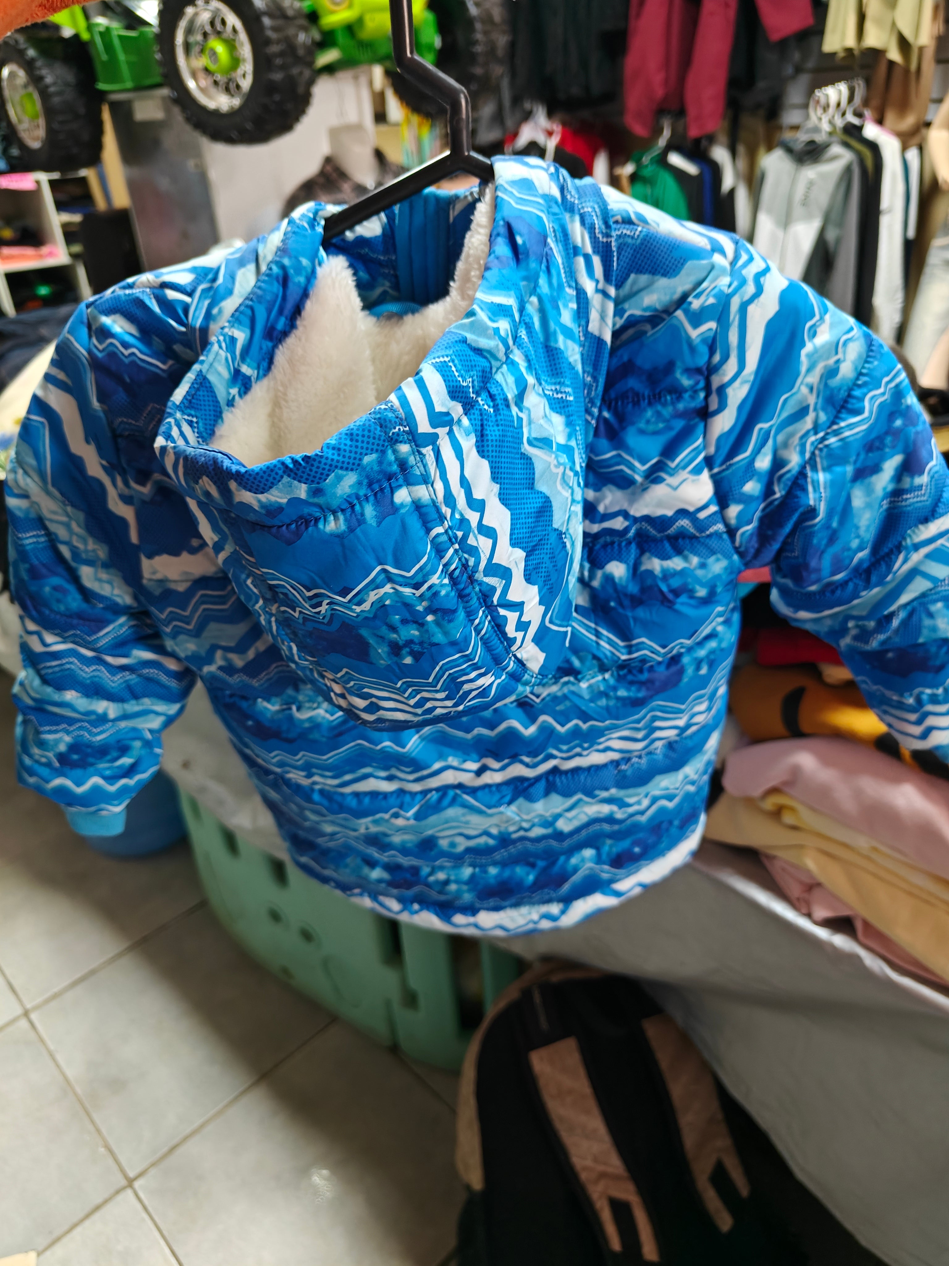 Chamarra Acolchada Cat & Jack para Niño - Diseño de Olas Azules talla 2 años