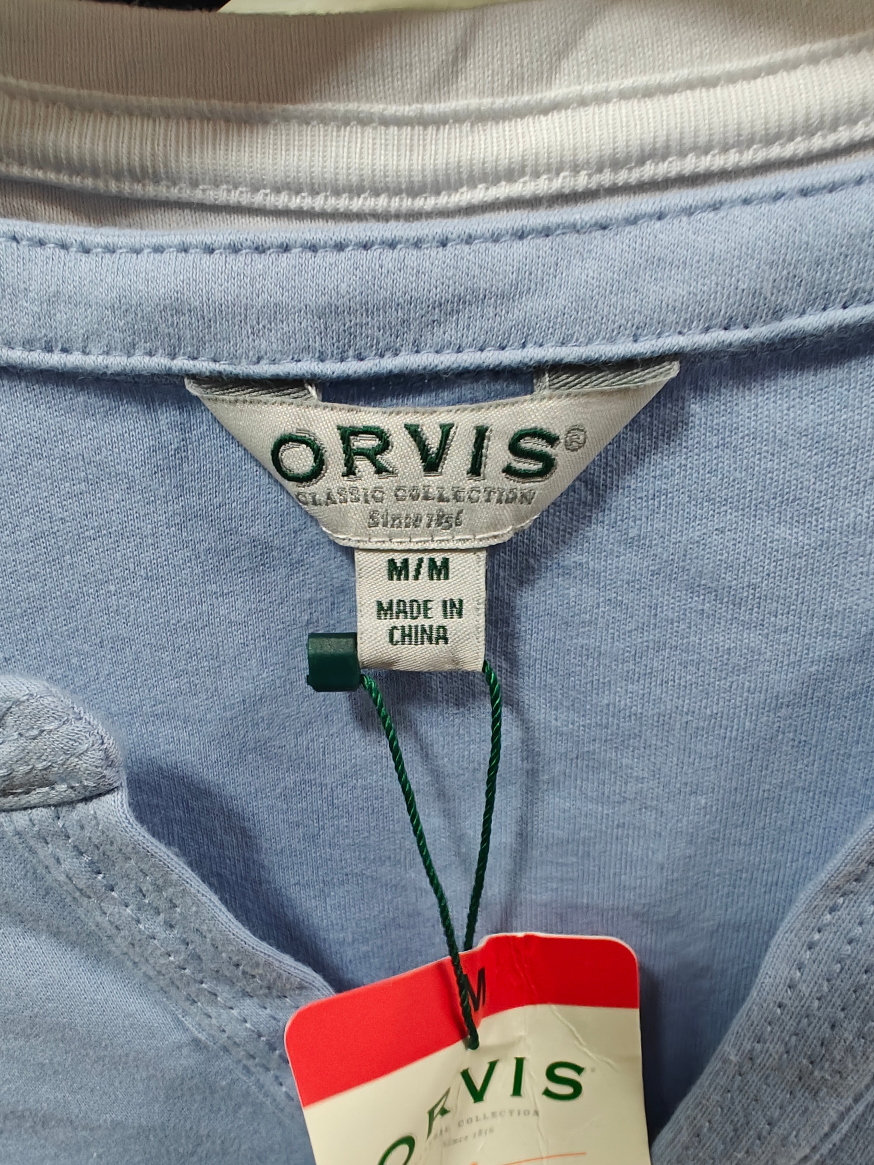 Polera Celeste Pastel de Suave Textura - Cuello Henley y Manga 3/4