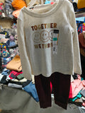 Conjunto Okie Dokie Toddler - Playera "Together We Thrive" y Pantalón Borgoña