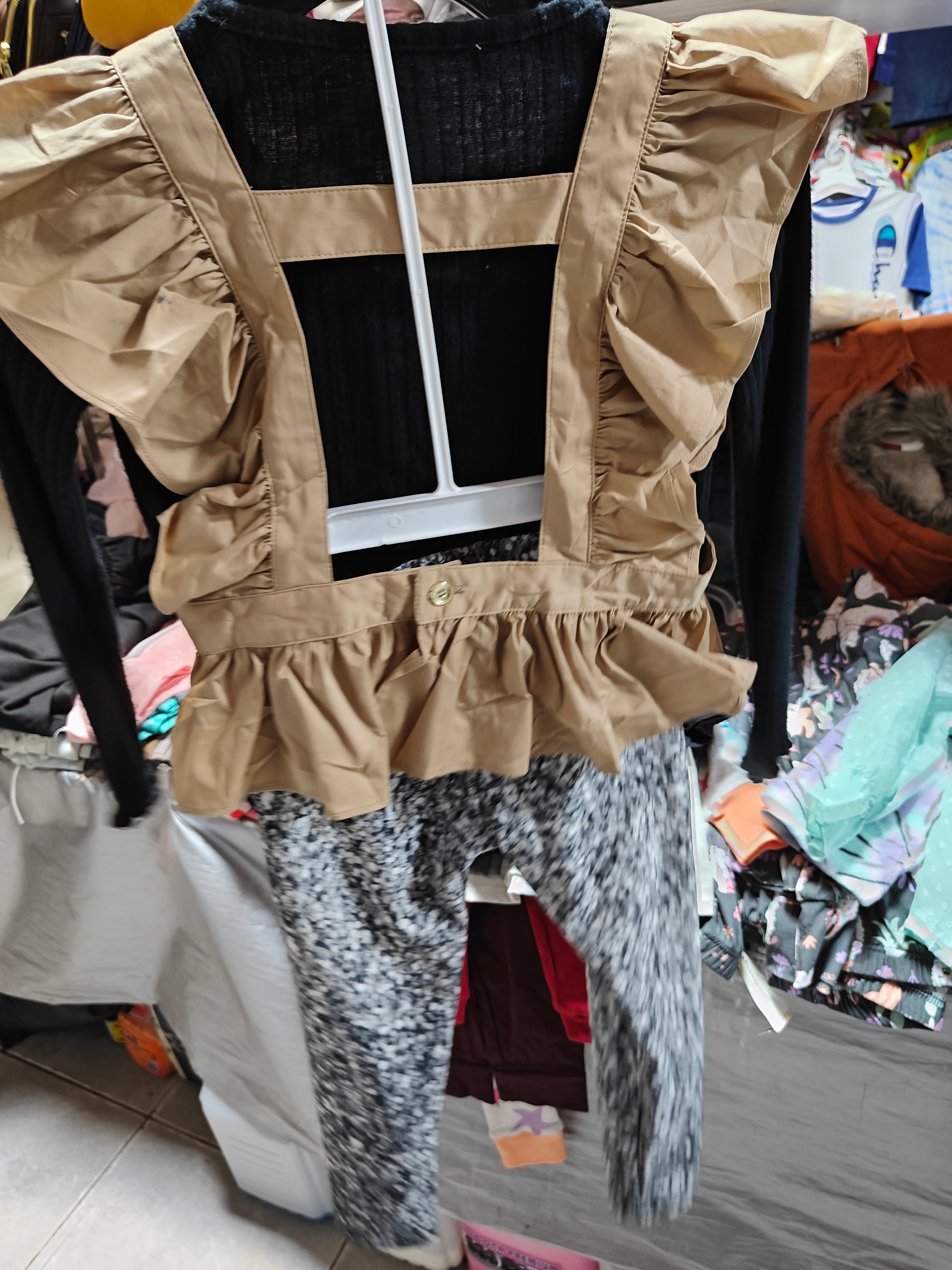 Conjunto Infantil 3 Piezas: Top Acanalado, Chaleco con Vuelos y Leggings