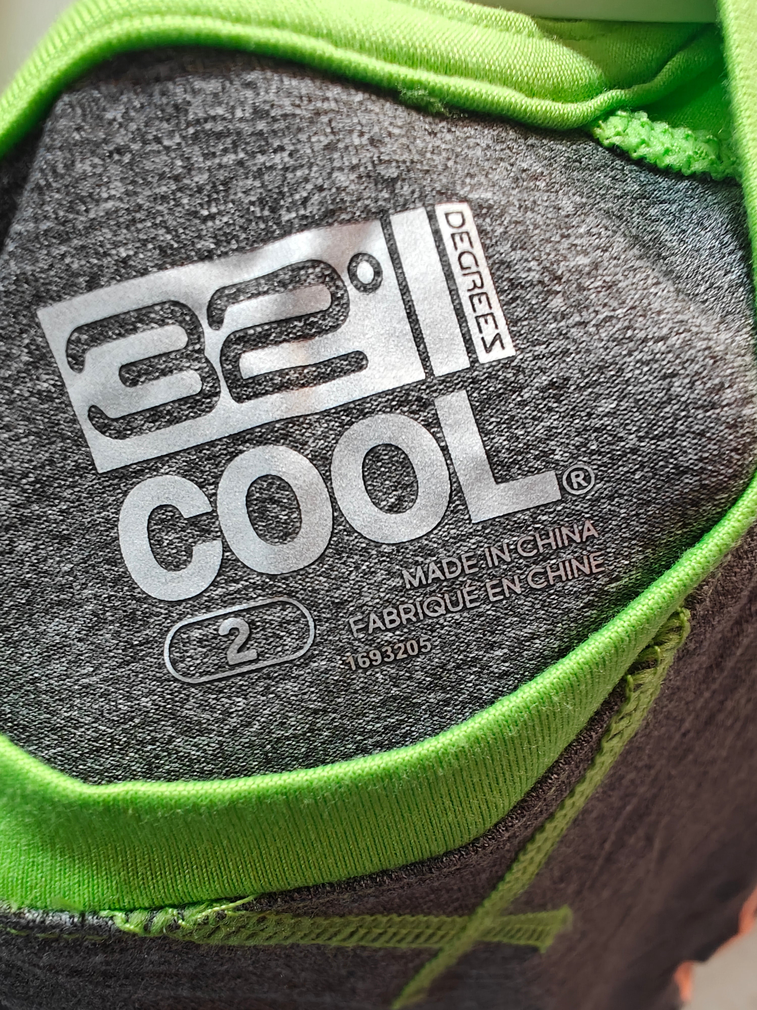 Polera Raglán Activewear Co. Niño Talla 2 años | Gris Melange con Mangas Verde Neón – Tejido Transpirable
