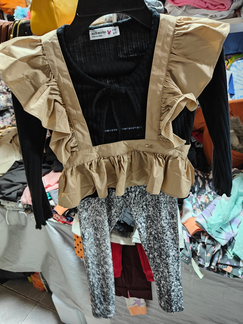 Conjunto Infantil 3 Piezas: Top Acanalado, Chaleco con Vuelos y Leggings