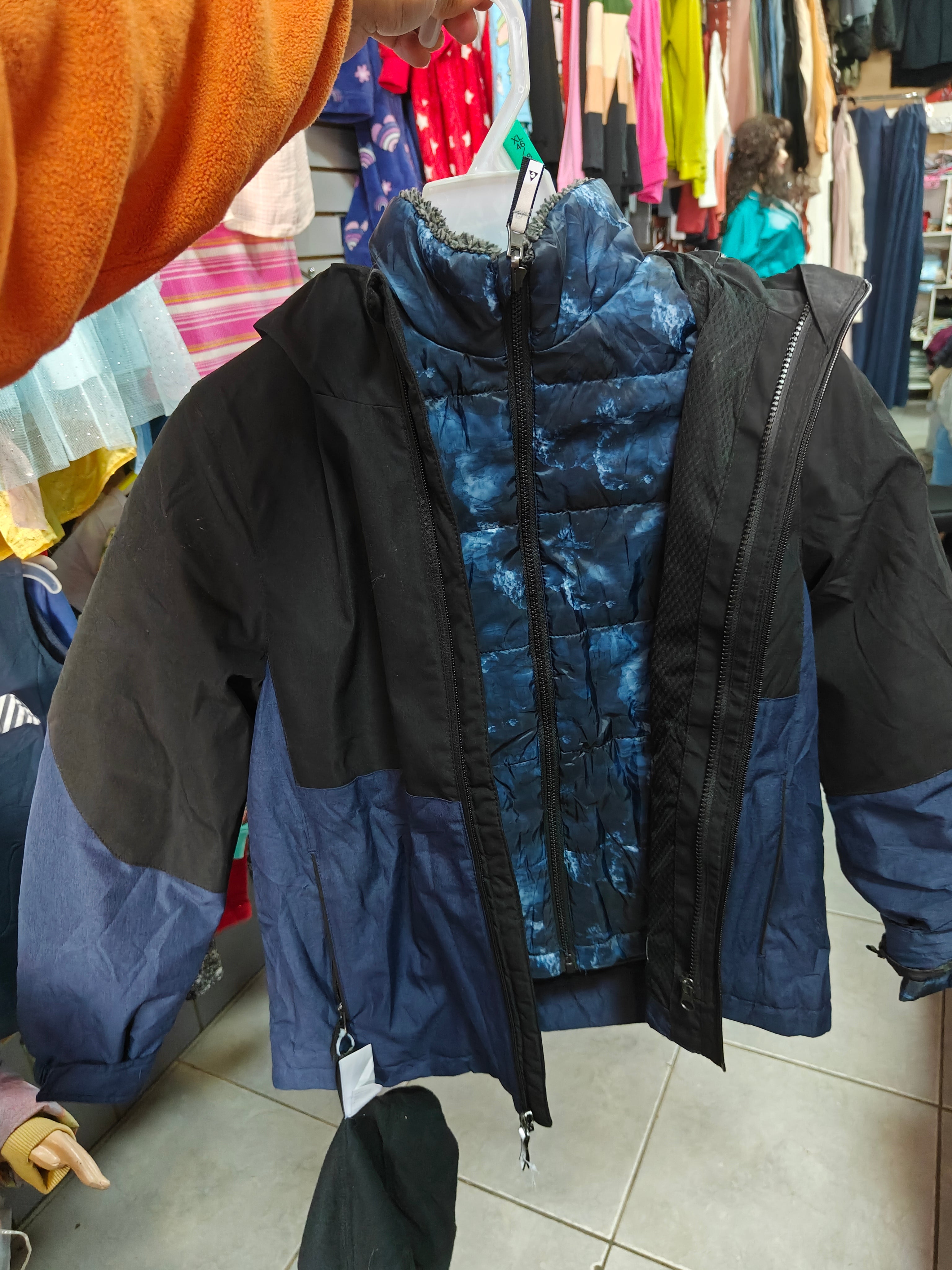 Chaqueta Dual Versatility: Conjunto Convertible 2 en 1 talla 10/12 años