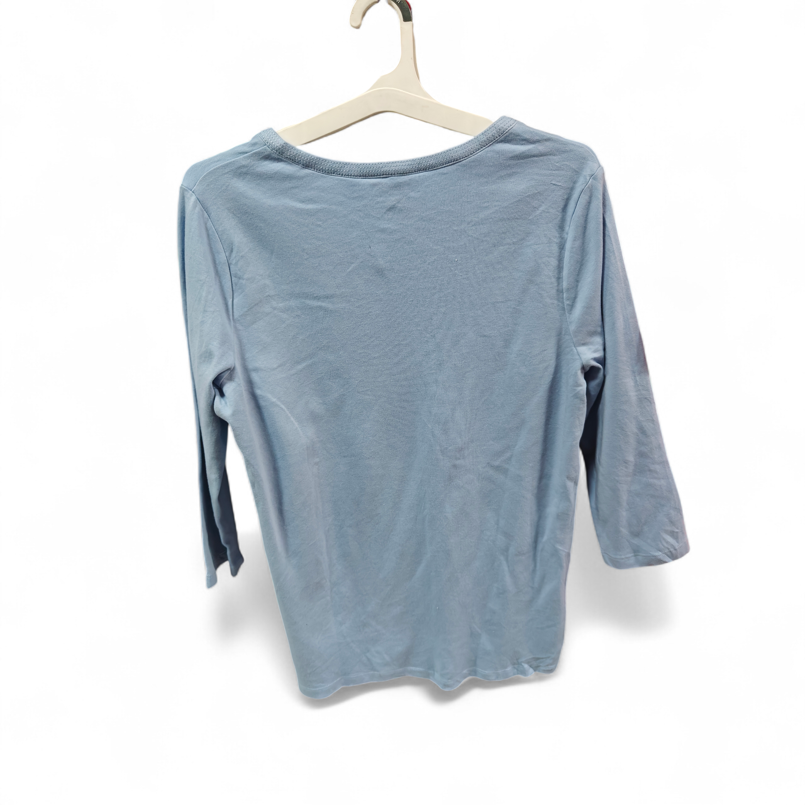 Polera Celeste Pastel de Suave Textura - Cuello Henley y Manga 3/4