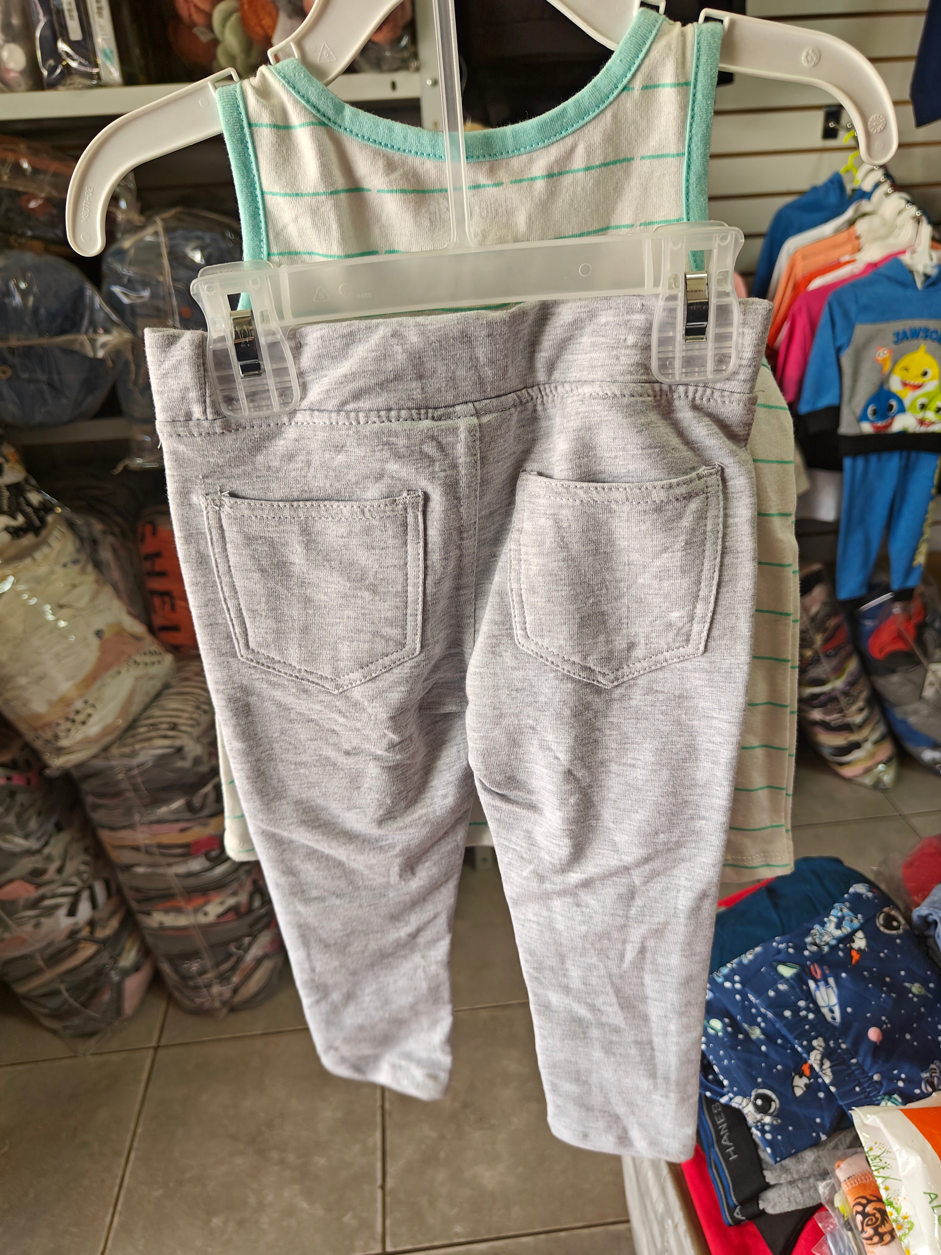 Conjunto Okie Dokie: Tank Top a Rayas y Pantalón Gris - 24 Meses